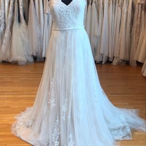 Never worn Pronovia wedding dress, brand new